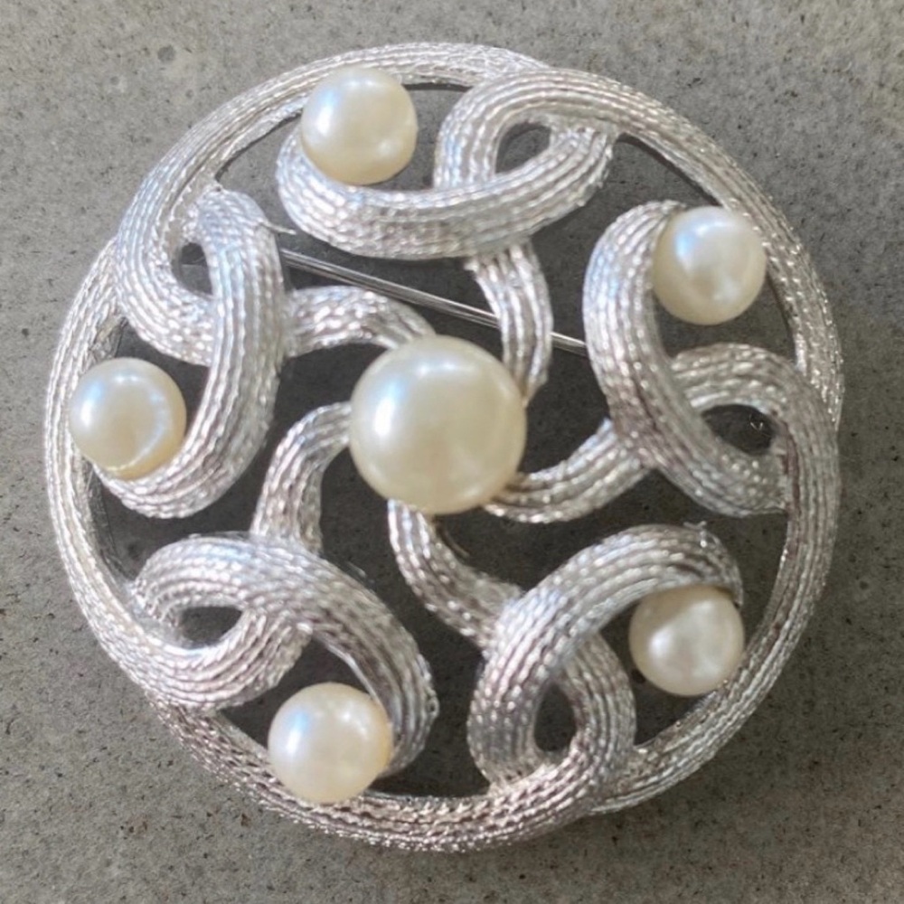 Vintage Trifari Brooch silver tone with faux pearls 60’s